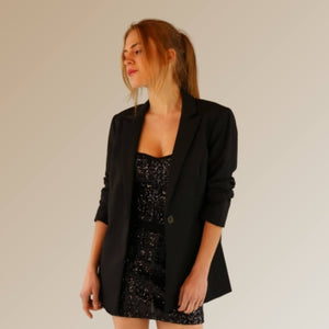 blazer-feminino-alfaiataria-velvera-modelo-amara-preto-03