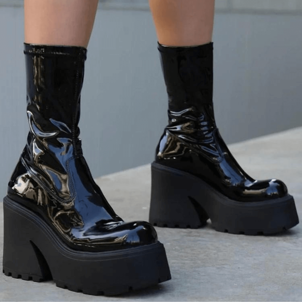 Bota-Feminina-Cano-Curto-Modelo-Punk-02